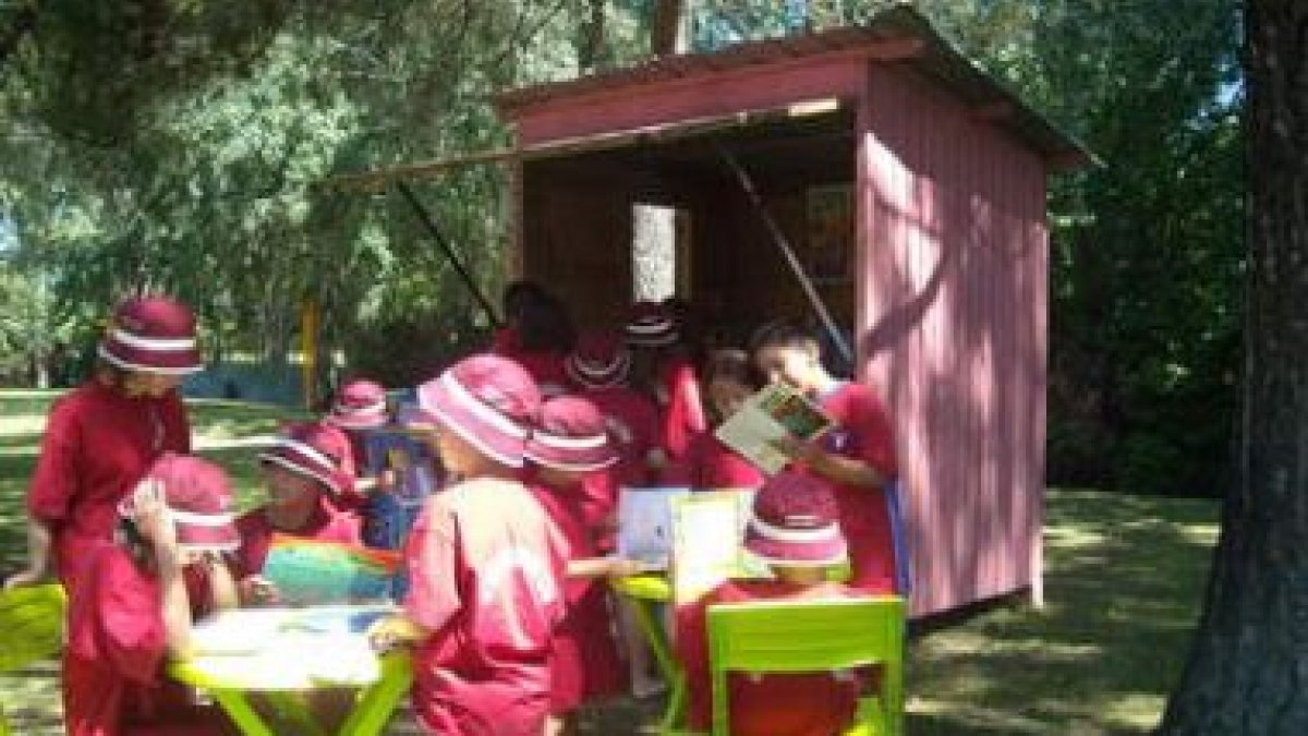 Los niños de León se acercan a las bibliopiscinas.