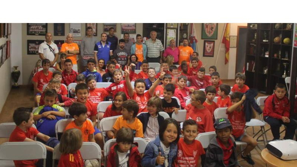 Los niños junto a monitores y organizadores del campus de veteranos del Atlético Bembibre.