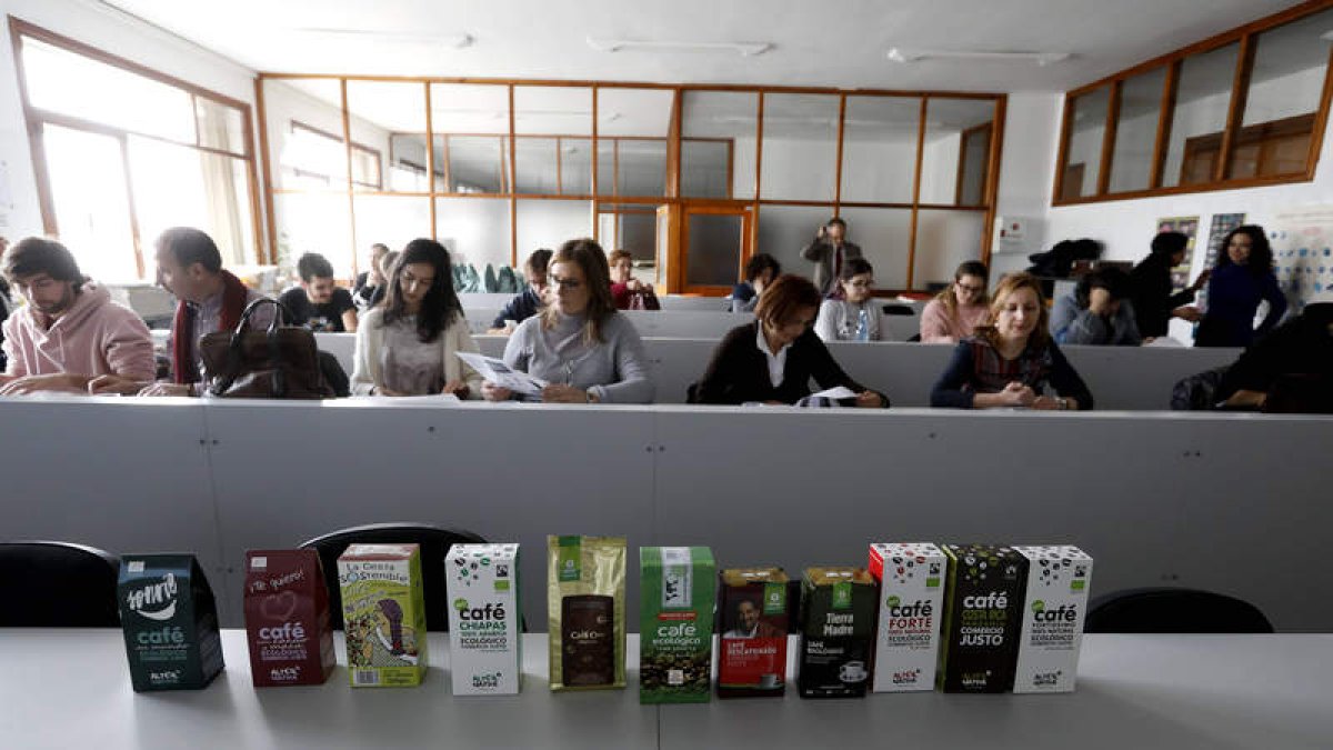 Participantes en la cata de productos de comercio justo organizada en la Escuela de Ingeniería Agraria.