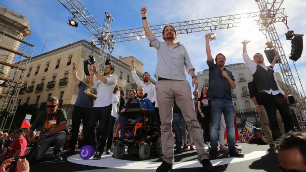 Alberto Garzón, Pablo Iglesias, Xavier Domènech y Juan Carlos Monedero en el escenario de la Puerta del Sol.