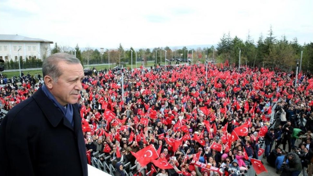 Erdogan se dirige a sus seguidores al llegar al aeropuerto de Esenboga, en Ankara, el 17 de abril.
