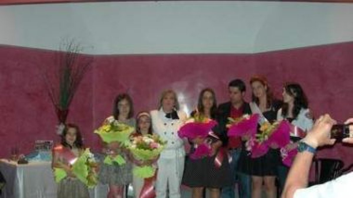El pasado sábado día 2 tuvo lugar el acto de imposición de las bandas a las Damas y Reinas de las fi