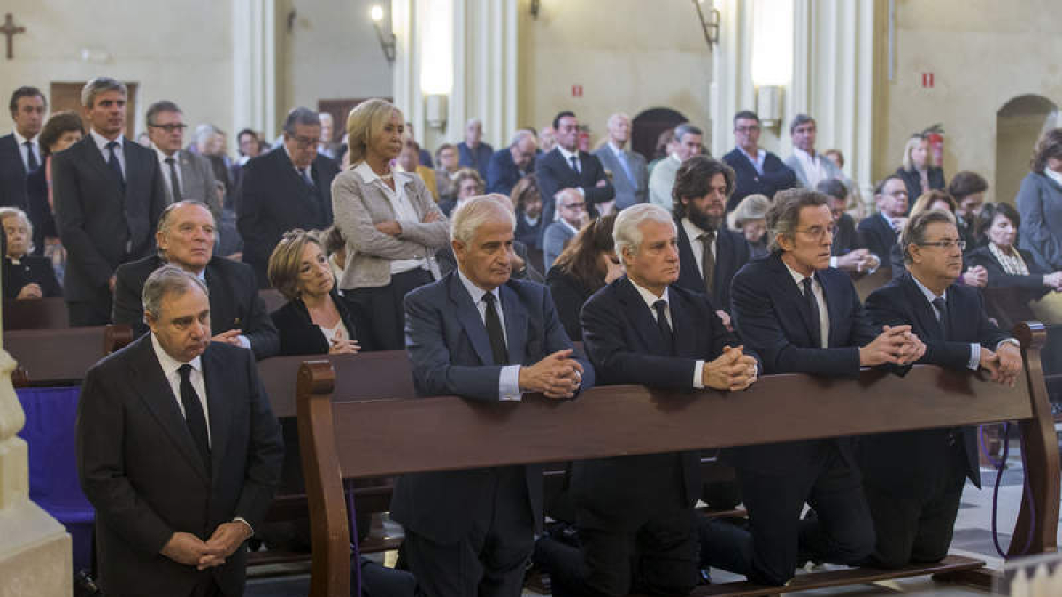 Momento de la misa celebrada ayer, a la que acudieron algunos de los hijos de la duquesa de Alba y su viudo.