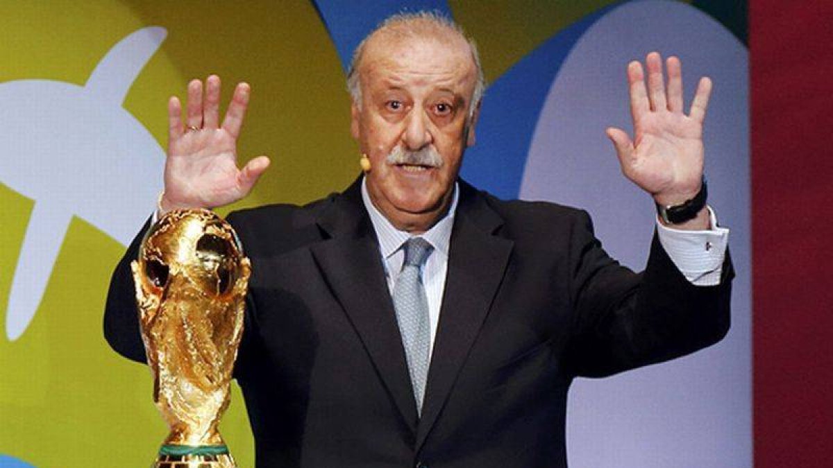 Vicente del Bosque se dirige al audiitorio tras depositar el trofeo de la Copa del Mundo conquistado por España en el 2010.