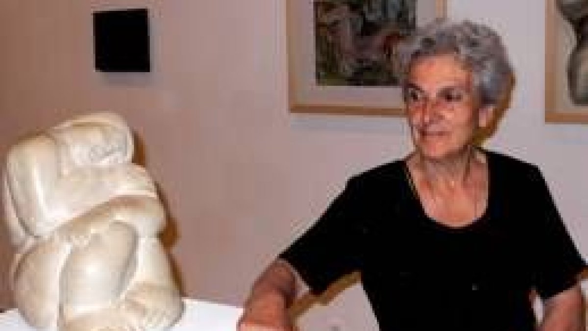 Imagen de la artista Castora Fe junto a una de las obras que se exponen en la Sala Provincia