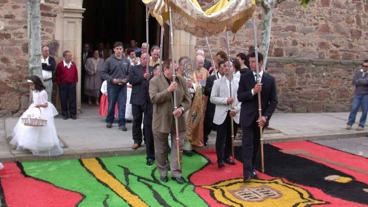 Salida del templo de Villarejo de Órbigo de la procesión en las fiestas del año pasado.
