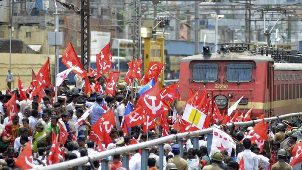 Cientos de personas bloquean el tráfico ferroviario como protesta contra el Gobierno indio.