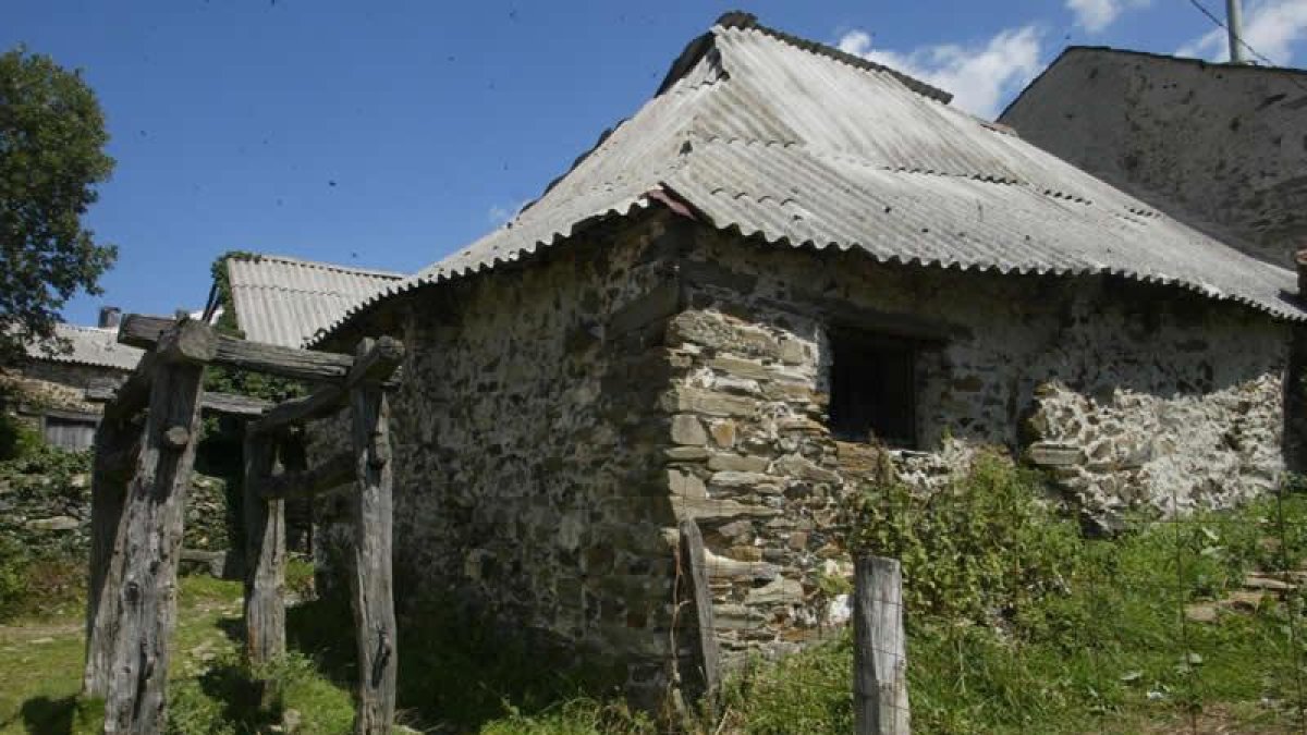 Antigua construcción con tejado de uralita, en Omaña.