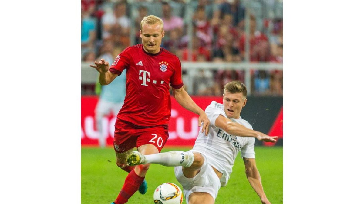 Sebastian Rode disputa el balón con Toni Kroos.