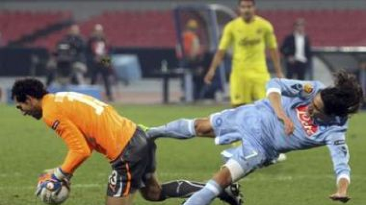 Diego López atrapa el balón en presencia de Cavani.
