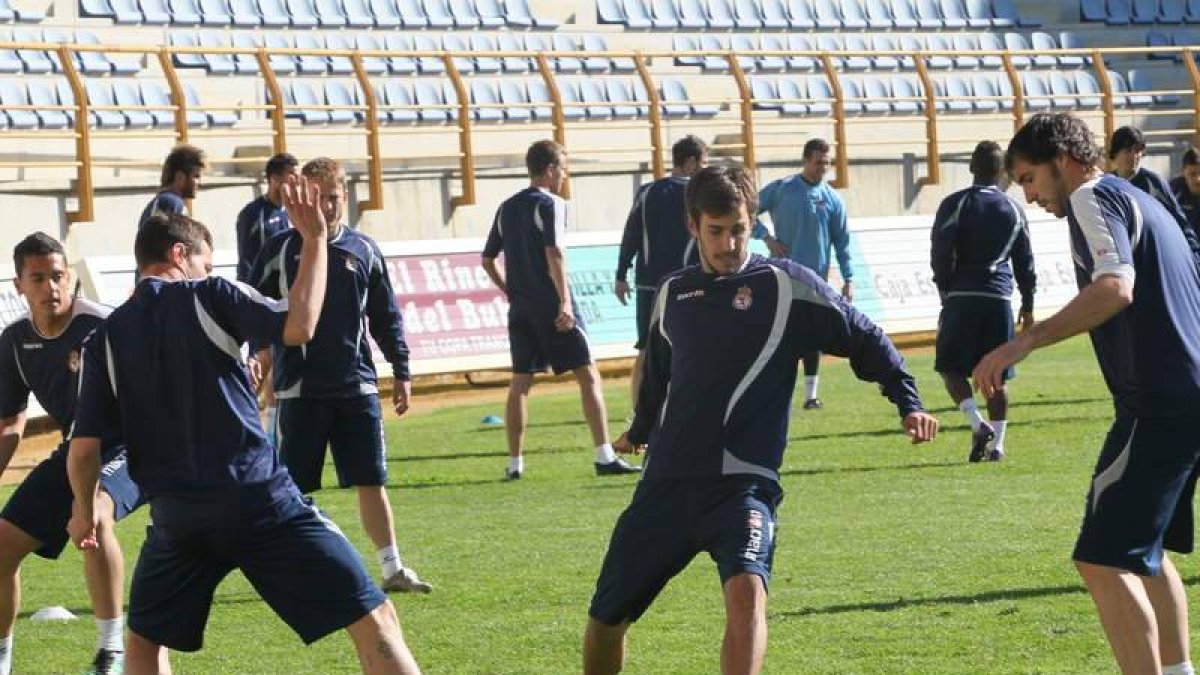 Esaú, de frente, podría volver a ocupar el centro del campo del equipo leonés.
