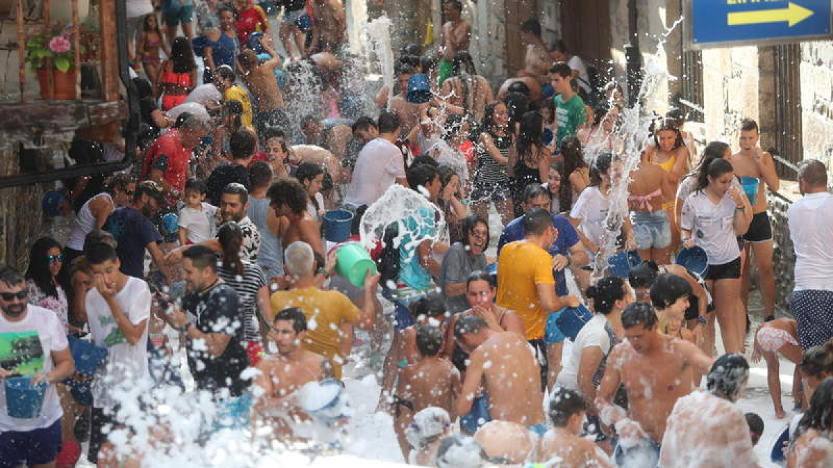 La calle Real es el escenario de una de las sueltas de agua de las fiestas de Molinaseca. L. DE LA MATA