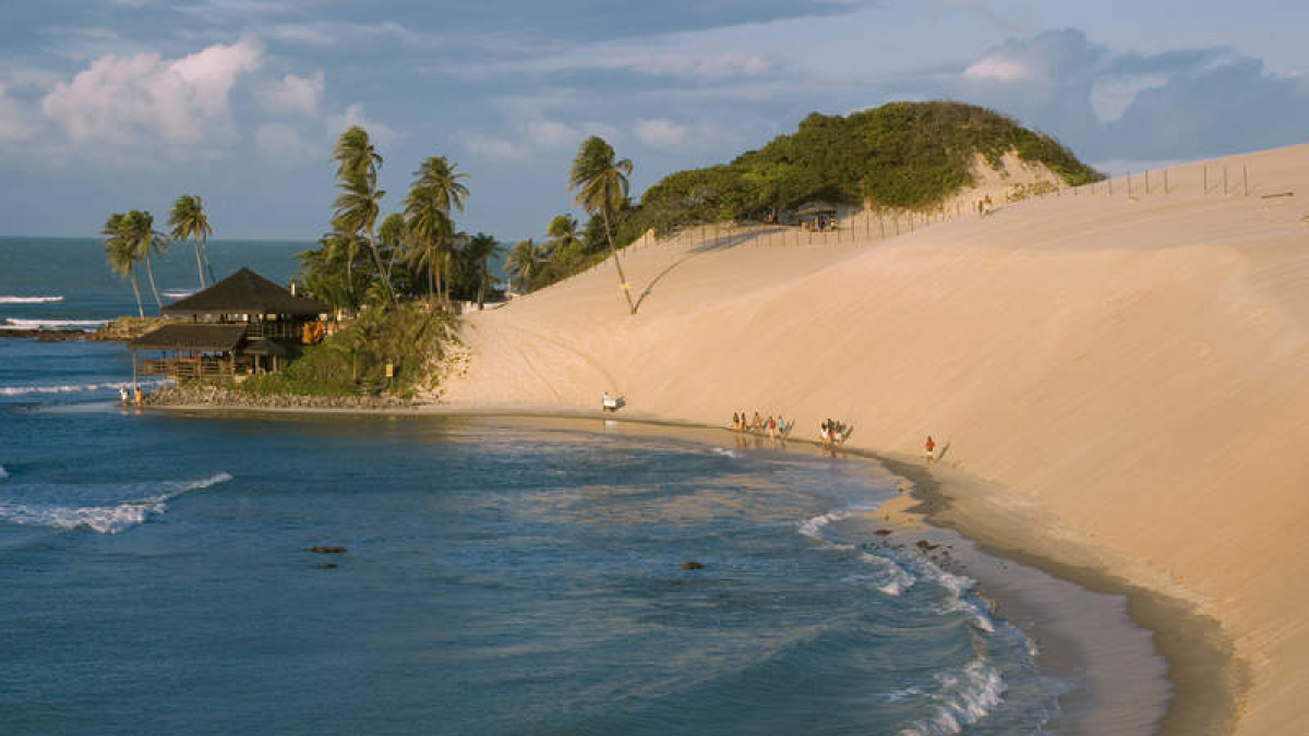 Imagen de la playa de Jenipabu, con un importante complejo de dunas.