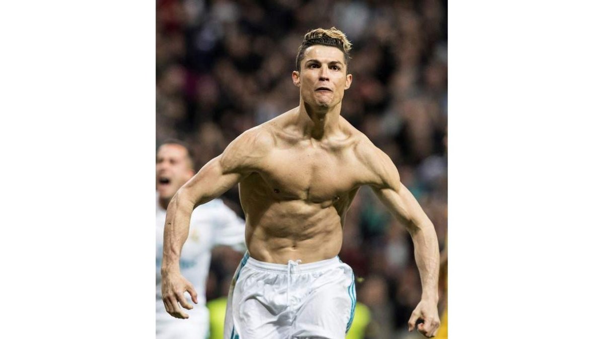 Cristiano Ronaldo celebra su gol de penalti que clasifica al Real Madrid para las semifinales de la Liga de Campeones. RODRIGO JIMÉNEZ