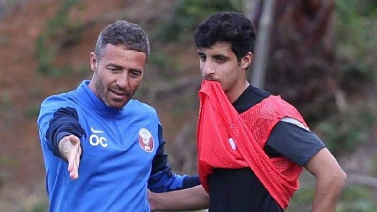 El entrenador del Badajoz Óscar Cano, a la izquierda, da instrucciones. COTIFALCUDIA