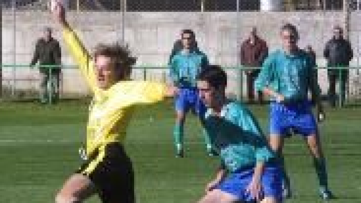 Hevia, con el balón, volverá a verse las caras ante su ex-equipo, el Astorga
