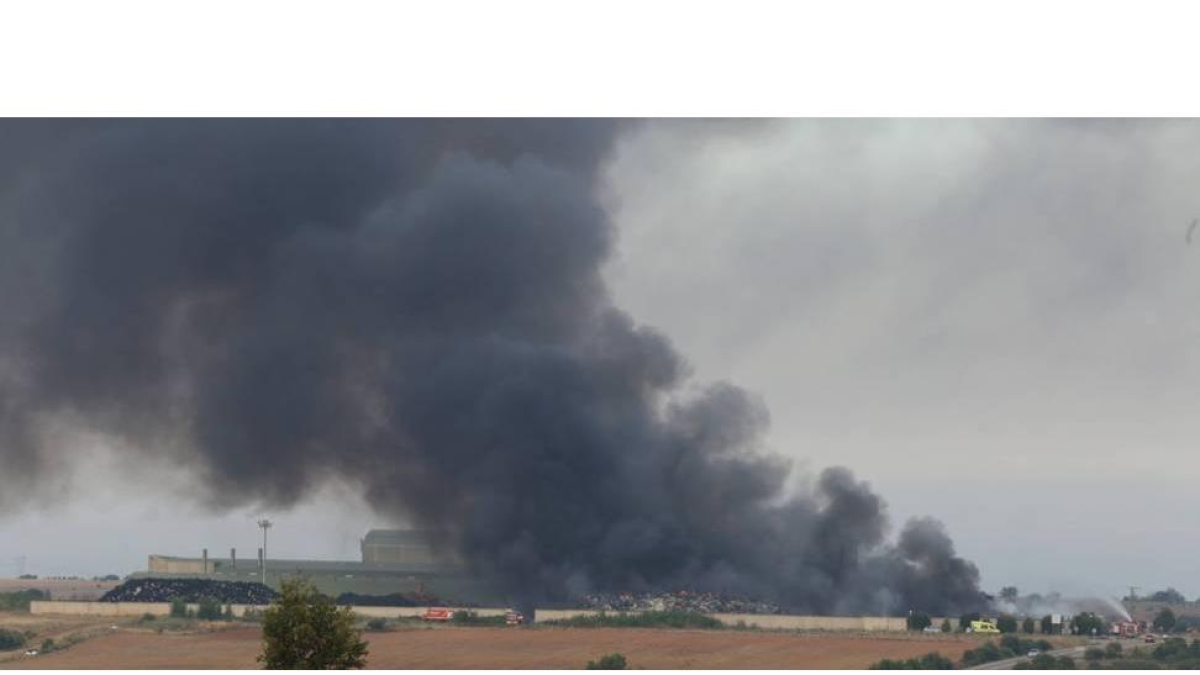 Columna de humo que salía esta mañana del incendio de RMD en Ardoncino