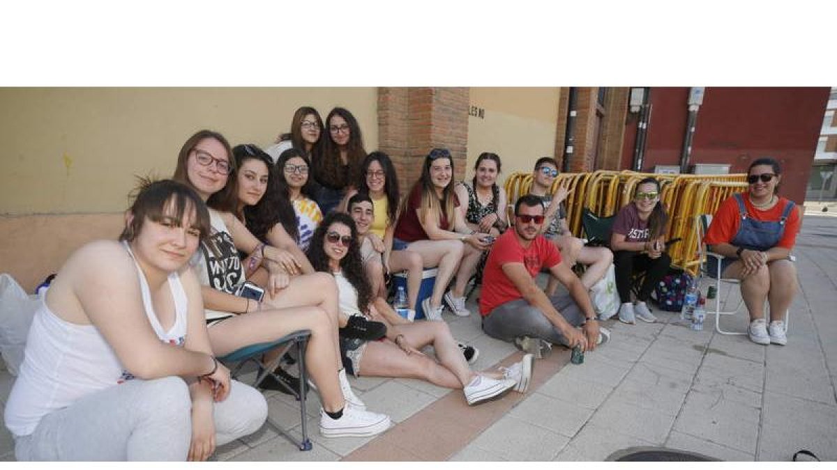 Jóvenes haciendo cola para el concierto de Melendi.