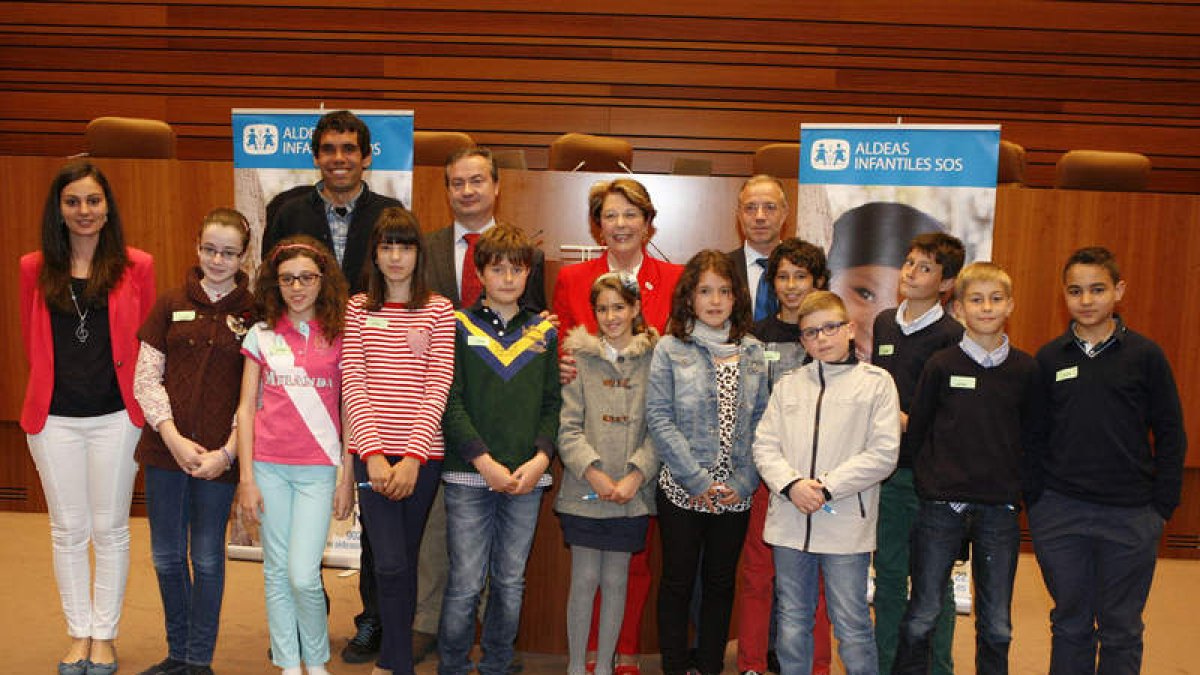 Alumnos de La Inmaculada que participaron ayer en la iniciativa de Aldeas Infantiles SOS.
