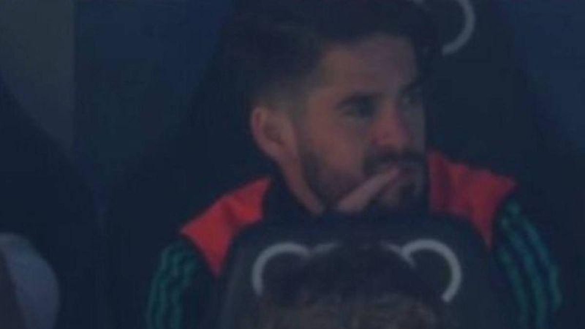 Isco, en el banquillo durante el clásico.