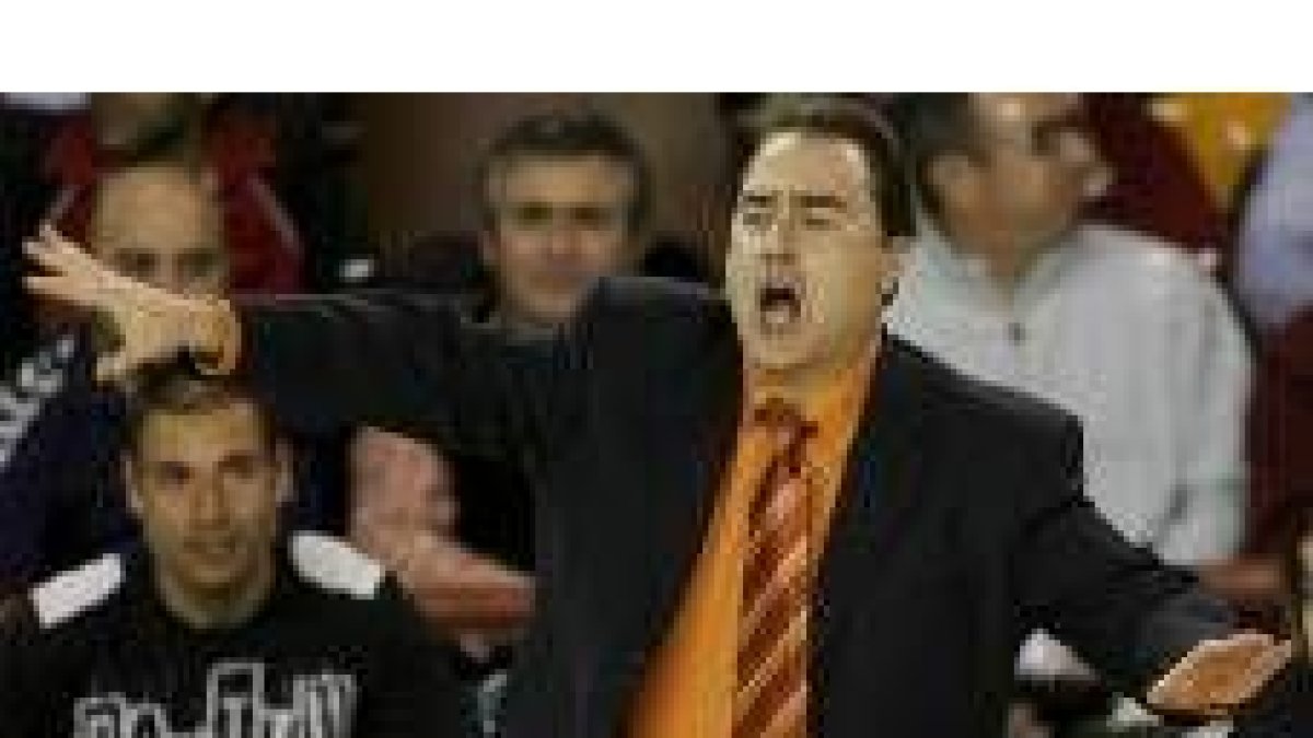 El técnico leonés en un gesto expresivo dirigiendo un partido de competición liguera