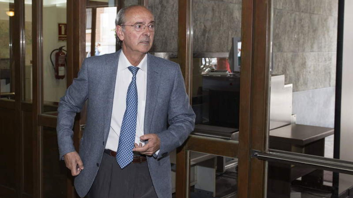 El exjefe de mantenimiento del Ayuntamiento de Valladolid, ayer, a su llegada al juzgado.