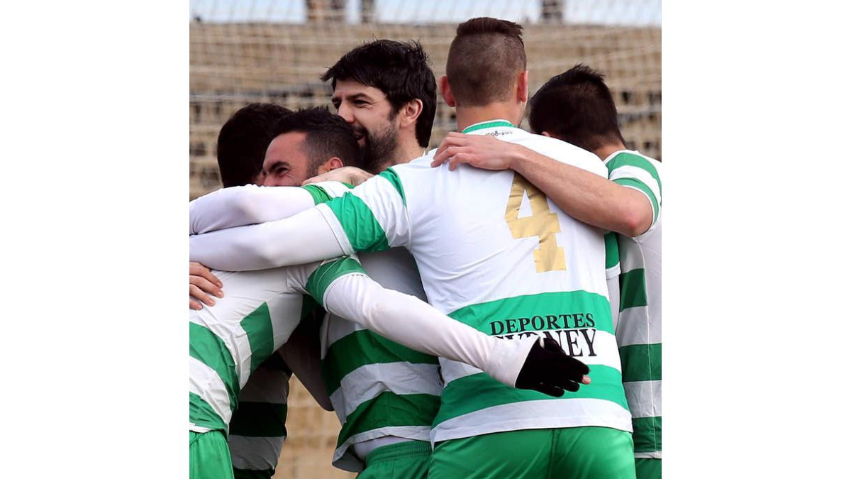 Los jugadores virginianos celebran uno de sus goles