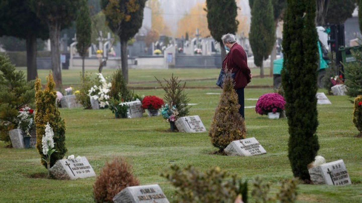 Las familias aprovechan los días previos a la celebración de Todos los Santos para adecentar las sepulturas de sus fallecidos. FERNANDO OTERO PERANDONES