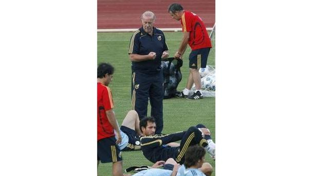 Del Bosque da instrucciones en el entrenamiento.