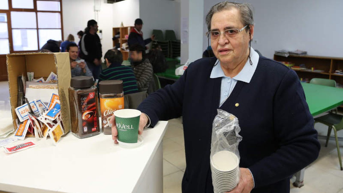 Sor Pilar Terceño, en el centro de día de Calor y Café, donde es voluntaria para ayudar a los más necesitados.