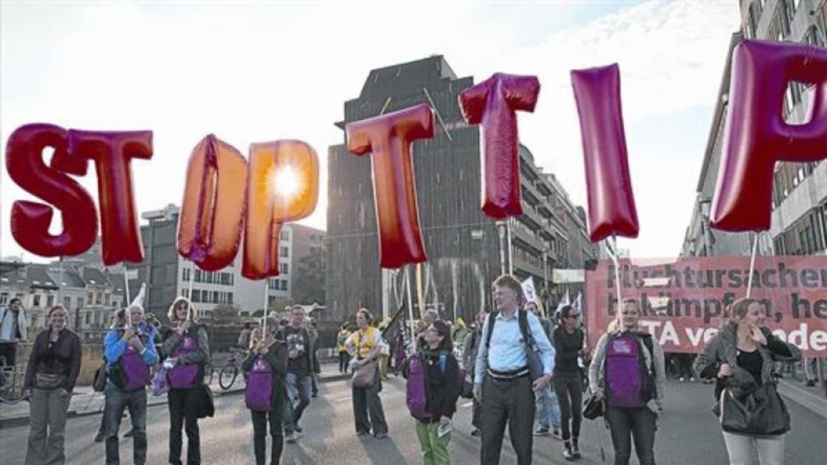 Manifestación contra los acuerdos comerciales internacionales y de inversión como el TTIP y el CETA, en Bruselas, el 20 de septiembre 2016.