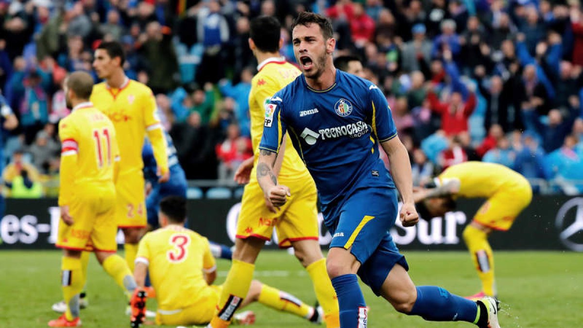 El delantero del Getafe Álvaro Vázquez celebra el gol marcado por el defensa Scepovic. S. BARRENECHEA