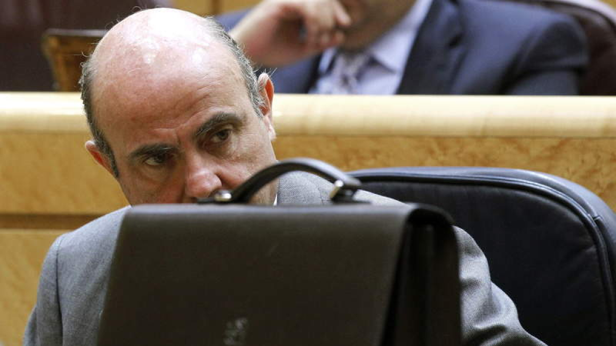 El ministro De Guindos, en su última comparecencia en el Senado para explicar sus cuentas.