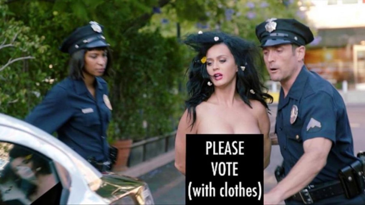 Katy Perry se quita la ropa para pedir el voto de Hilary.