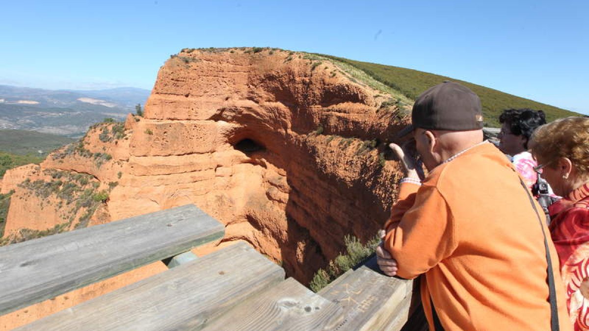 Visitantes en un mirador de Las Médulas, paraje Patrimonio de la Humanidad.