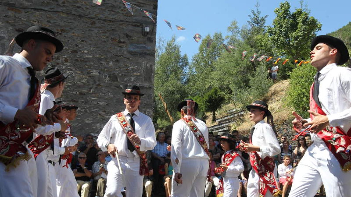 Una imagen de los danzantes en la romería del año pasado
