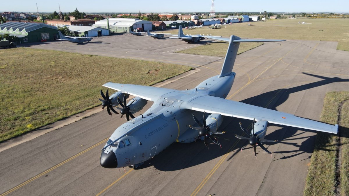 El imponente avión, en las pistas del Aeródromo Militar de León. DL