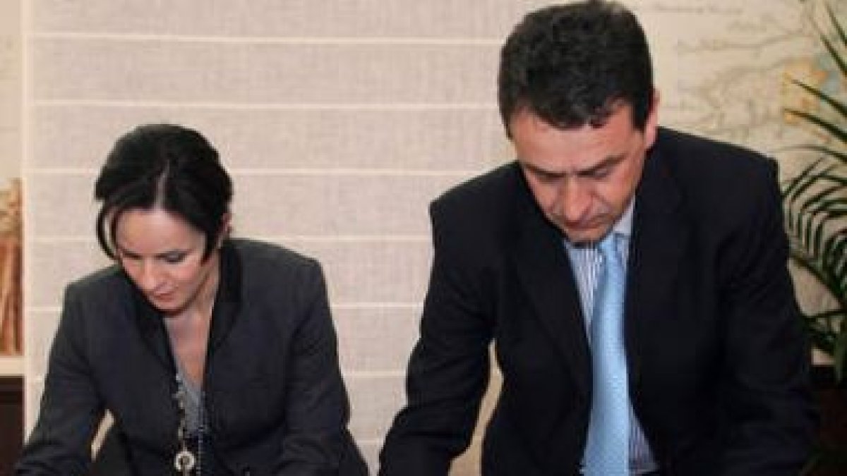 Silvia Clemente y Josep Puxeu, durante la firma de los convenios