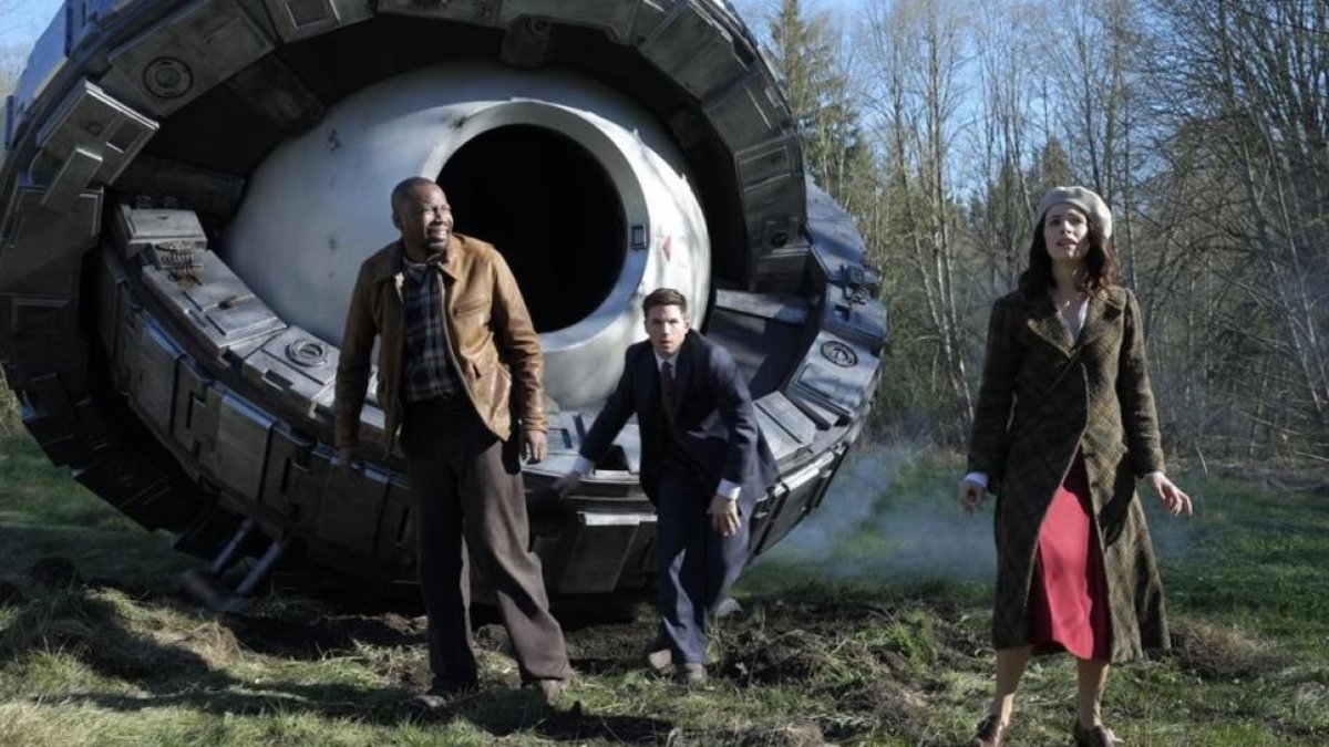 Malcolm Barrett, Matt Lanter y Abigail Spencer, en una imagen promocional de la serie 'Timeless'.