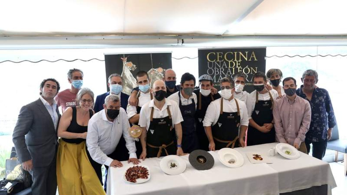 Los chef, con industriales de la IGP Cecina de León y Denominación de Origen Queso Idiazabal. ÍÑIGO IBAÑEZ