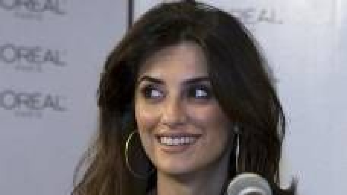La española Penélope Cruz, atendiendo a los periodistas