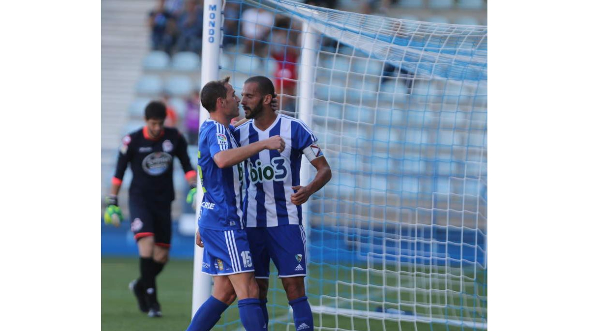 Alan Baró y Yuri celebran el gol del brasileño en el partido del sábado frente al RC Deportivo