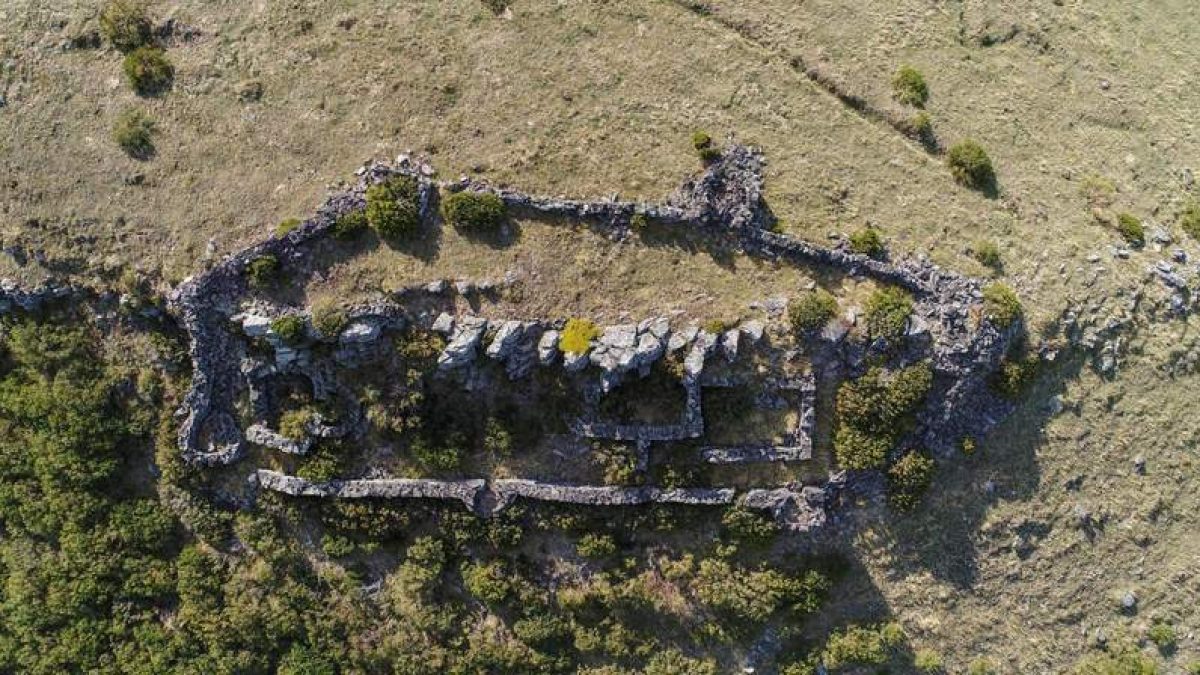 Fotografía cenital tomada con dron del fortín de Las Fanas en Babia y mapa del frente. HISMECON