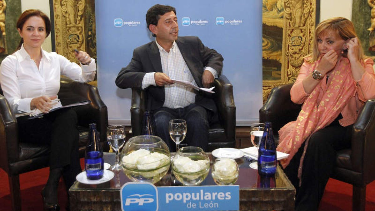 Silvia Clemente, Jaime González e Isabel Carrasco en el coloquio celebrado ayer en San Marcos.