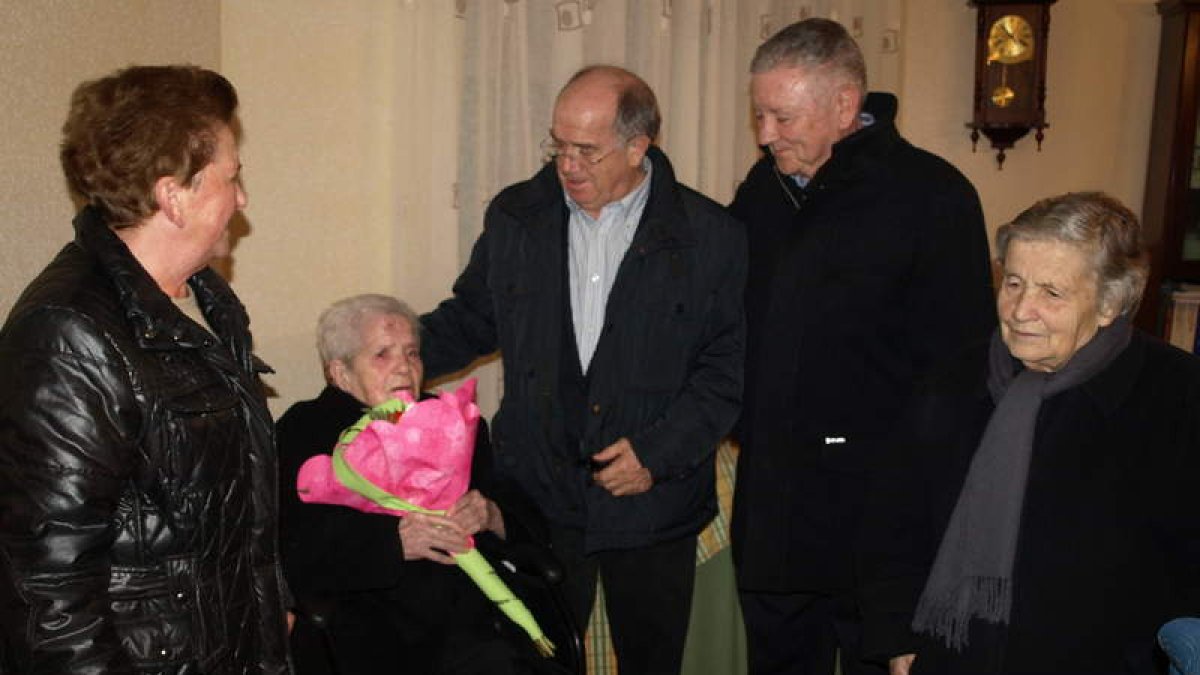 Un momento del homenaje a Agripina Vivas.