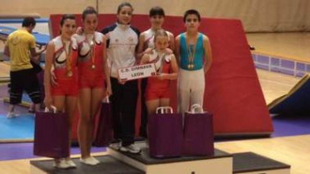 Los medallistas leoneses posan al final de la competición con sus trofeos y medallas.