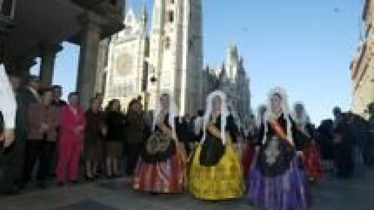 Las bellezas alicantinas desfilaron ayer por el centro de la ciudad