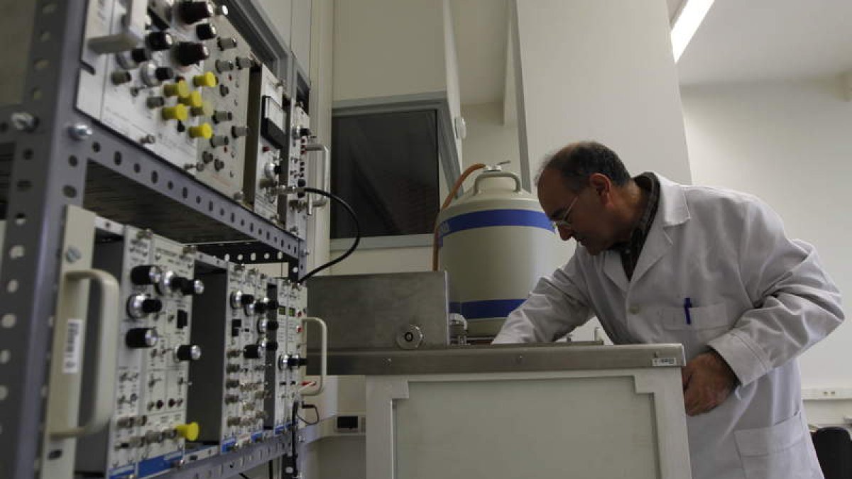 El investigador leonés Benito de Celis en el laboratorio de radioactividad ambiental.