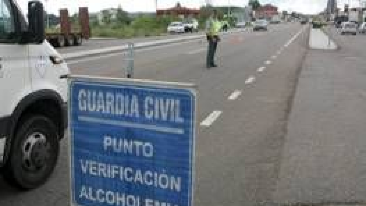 Imagen de archivo de una campaña informativa de la DGT en las afueras de la capital leonesa