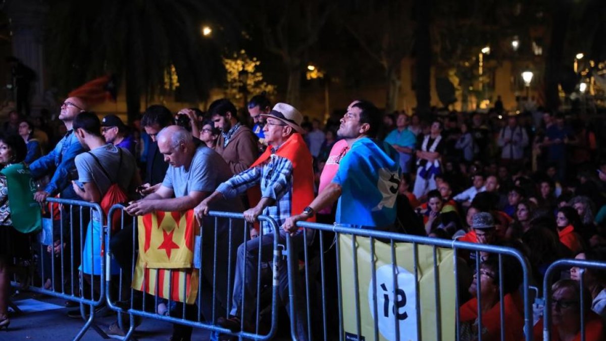 Concentración en el Passeig de Lluís Companys el día 10 de Octubre, durante la comparecencia del president Puigdemont en el Parlament.